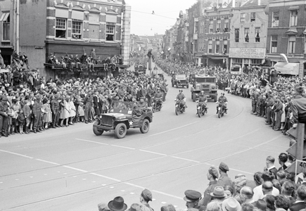 831608 Afbeelding van de Memorial D-Day Parade met militairen van de 3rd Canadian Infantry Division op de Neude te ...
